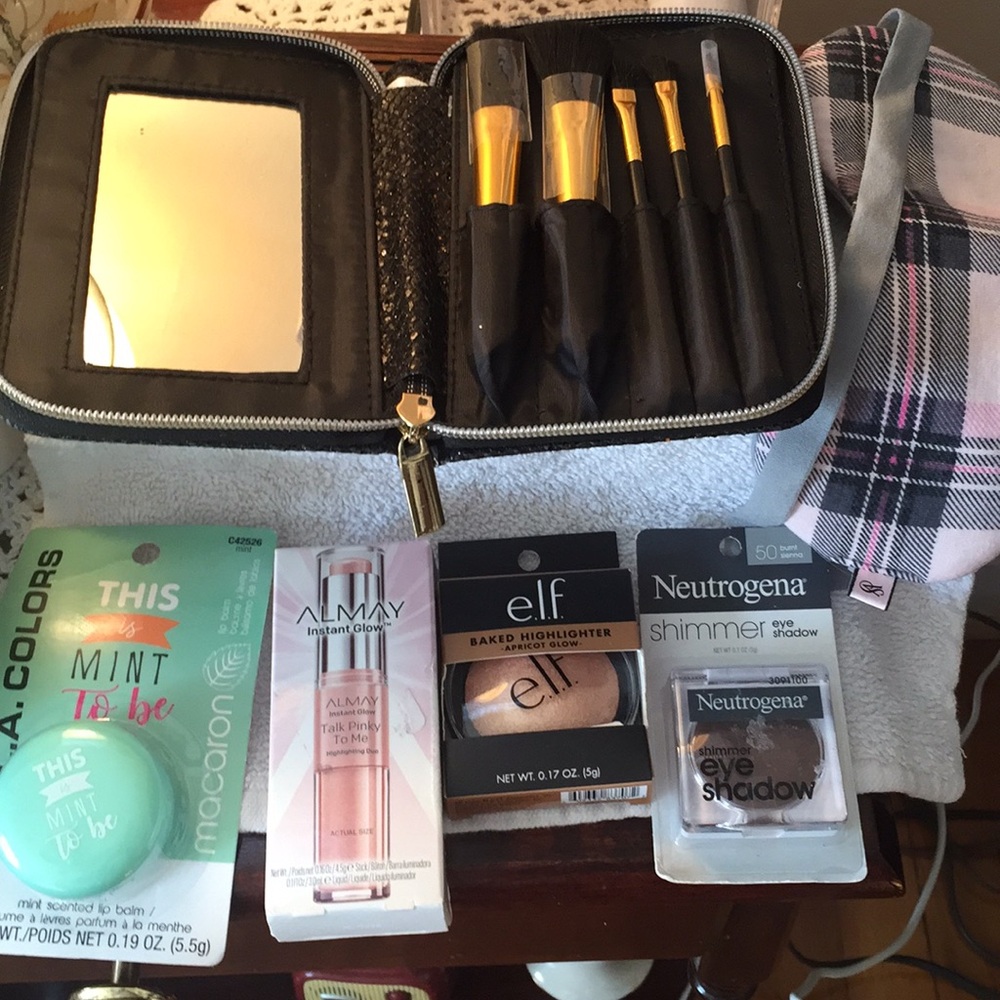 Brush set in case and assorted makeup.  Set🌷🌷🌸